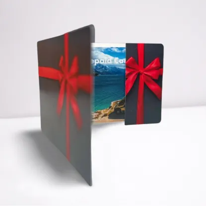Leicht aufgeklappte Fold-Verpackung mit eingesetzter Shell Prepaid Card