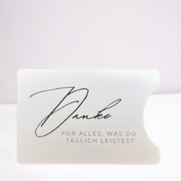 Weiße Verpackung mit schwarzem Schriftzug "Danke für alles, was du täglich leistest"